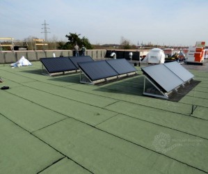 Erste Elemente der Solarthermieanlage montiert