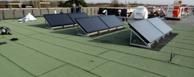 Erste Elemente der Solarthermieanlage montiert