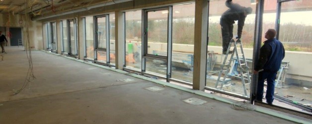 Einbau der Fensterelemente im Lehrsaal